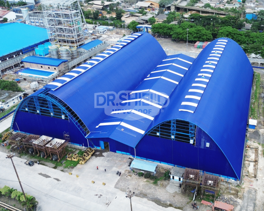 Atap UPVC DR.SHIELD berwarna biru terpasang pada area pergudangan PELINDO Bandar Lampung, menggunakan jenis Twin Wall RF 1065 ASA.