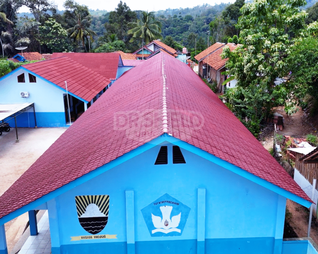 Atap UPVC DR.SHIELD RF 960 Tile ASA Ruby Maroon pada proyek SDN Cilangkap.