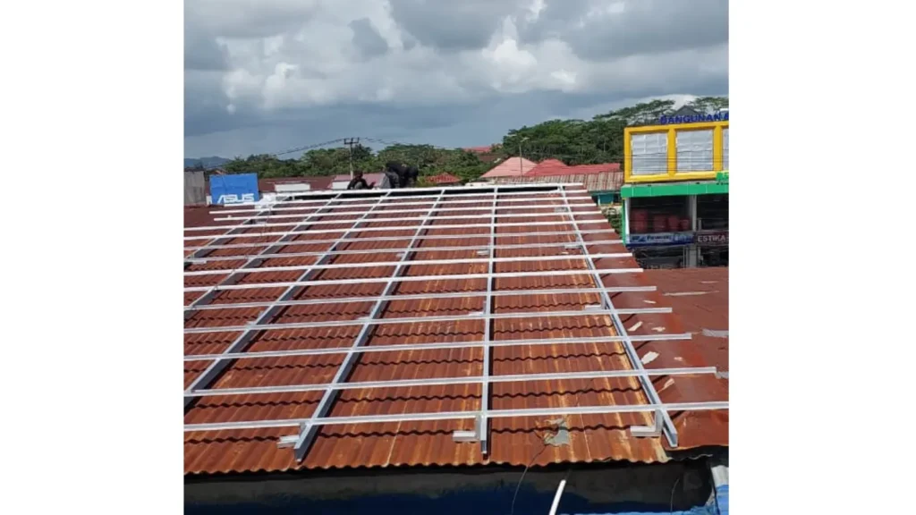 atap UPVC dipasang di atas atap lama